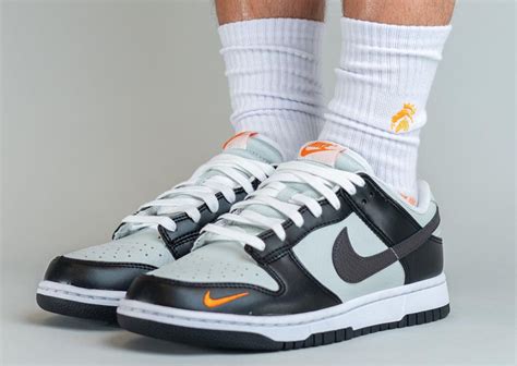 nike dunk low mini swoosh